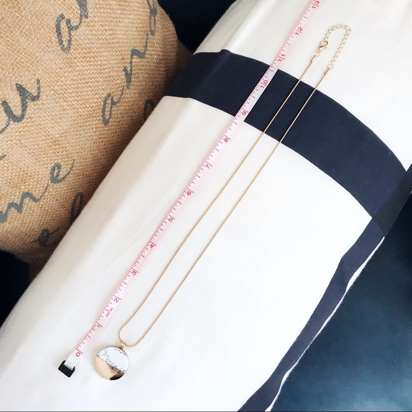 🎀 NEW • Gold & White Circle Marble Necklace • - Picture 5 of 6